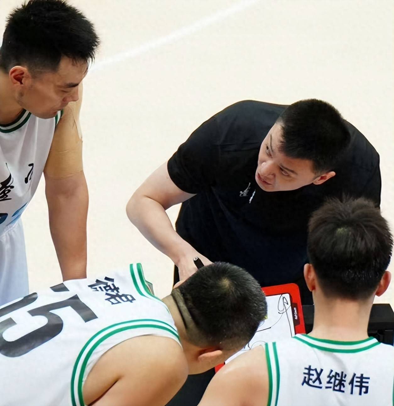 关于赛前山东男篮调整名单以备CBA季后赛；防线松动环节打磨；气氛紧张；更衣室氛围转暖的信息